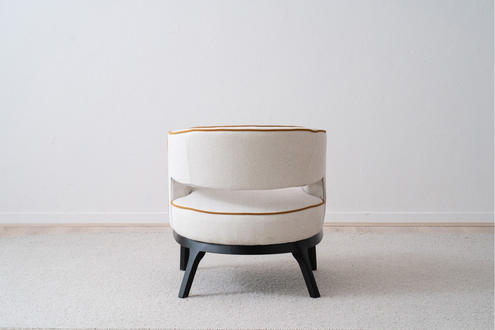 butaca-tapizada-arena-y-mostaza-fresno-n (3)