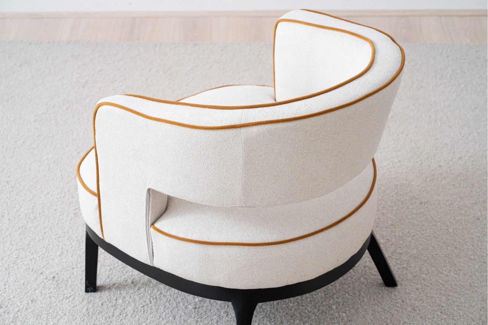 butaca-tapizada-arena-y-mostaza-fresno-n (7)