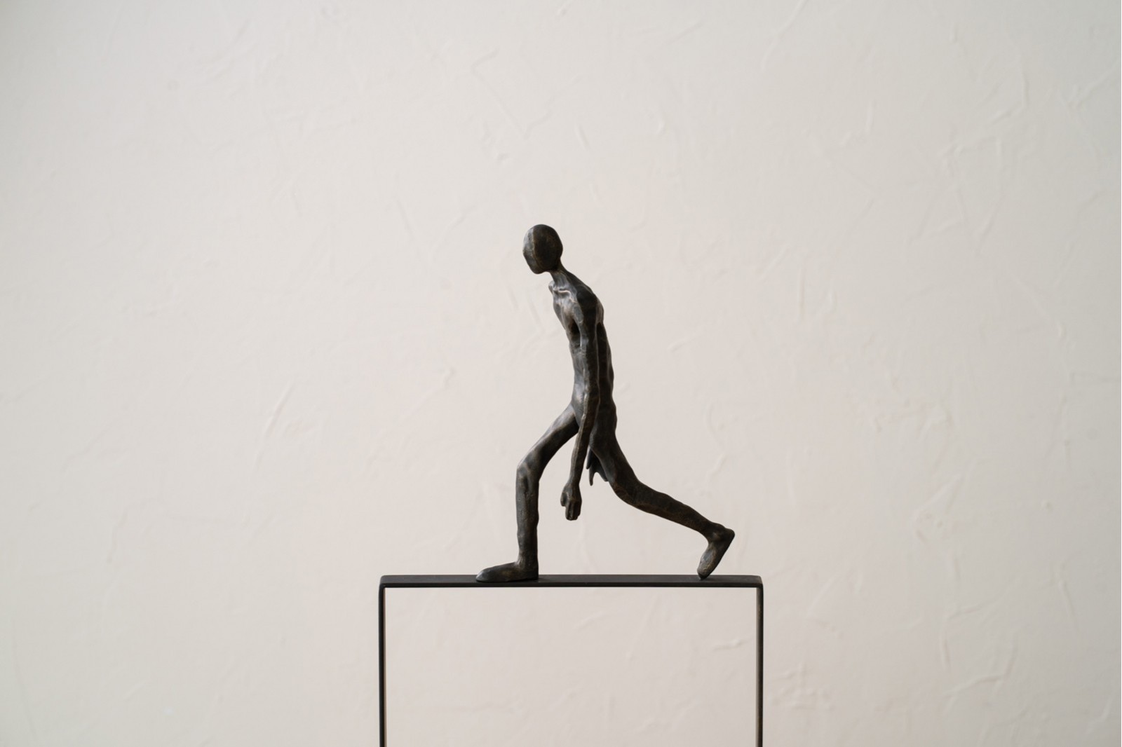 escultura-cuadrado-metal-y-marmol (1)