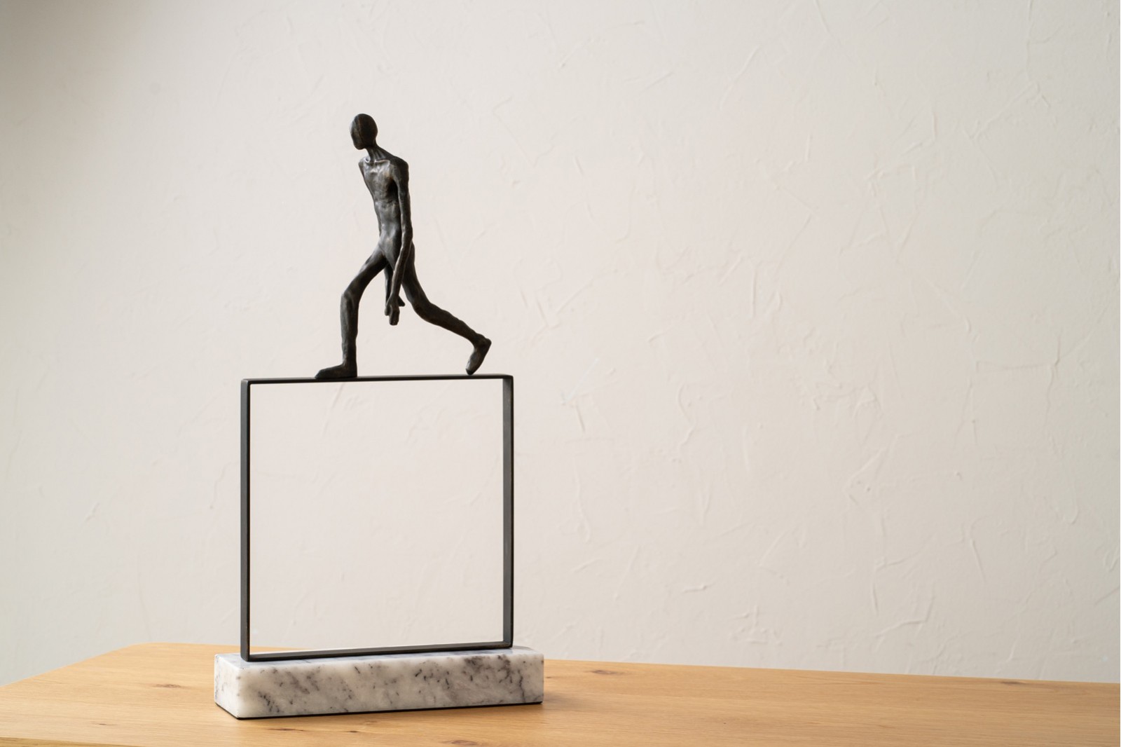 escultura-cuadrado-metal-y-marmol (3)